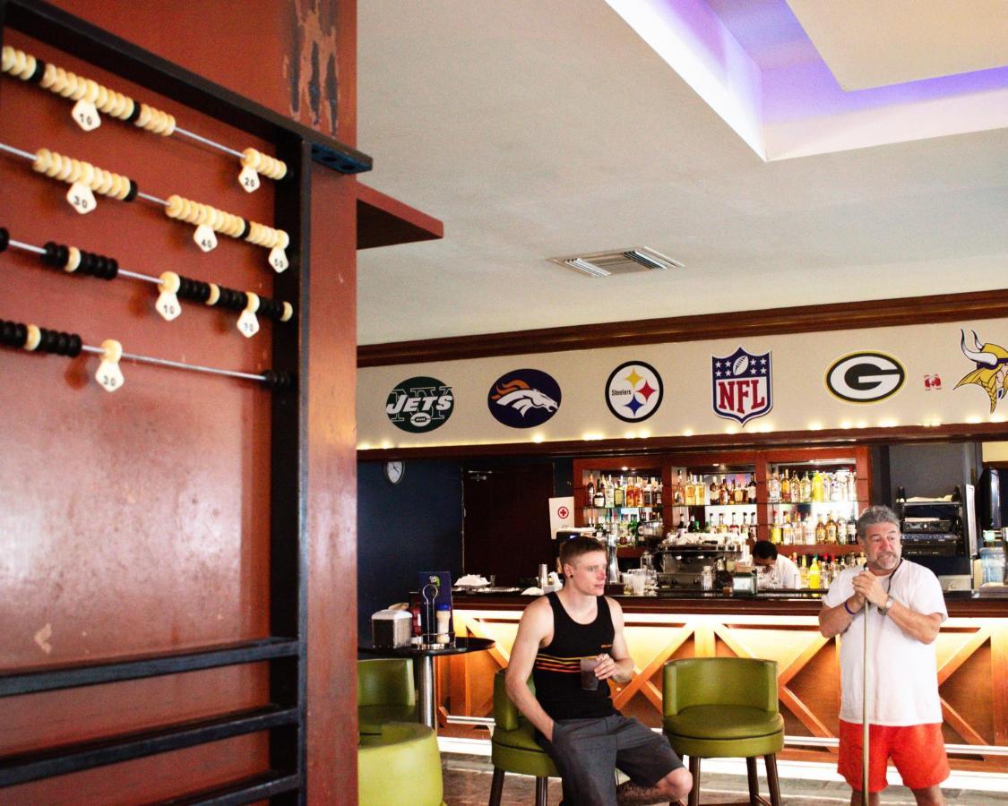 Grand Sunset Princess Playa del Carmen Esterno foto The bar at the Hard Rock Cafe in Cancun, Mexico