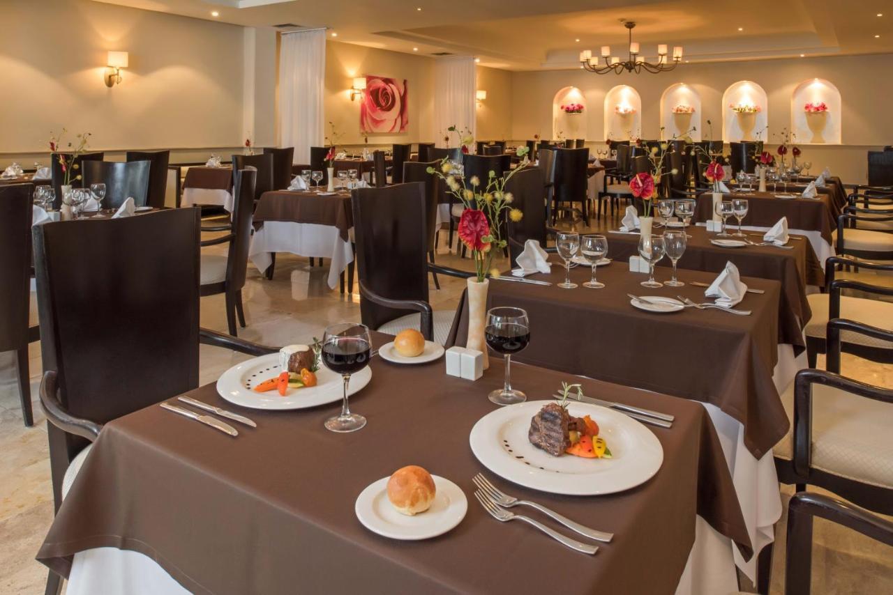 Grand Sunset Princess Playa del Carmen Esterno foto A restaurant at a resort
