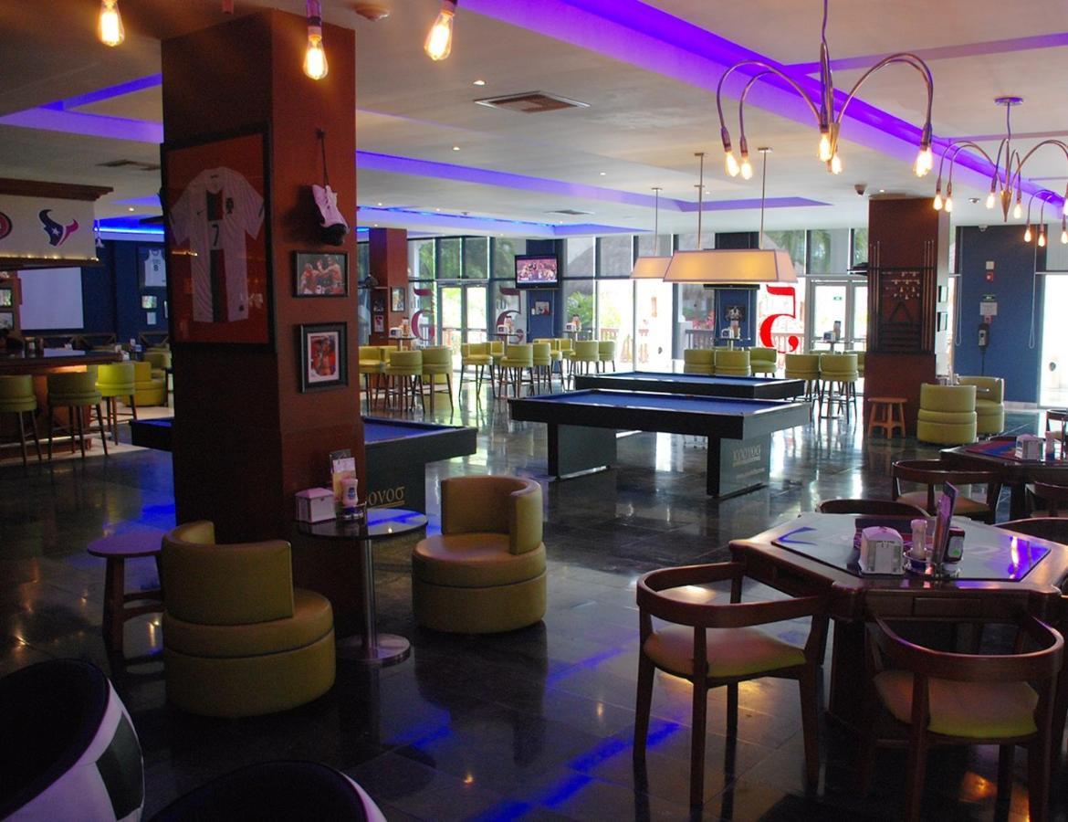 Grand Sunset Princess Playa del Carmen Esterno foto The interior of the hotel's bar