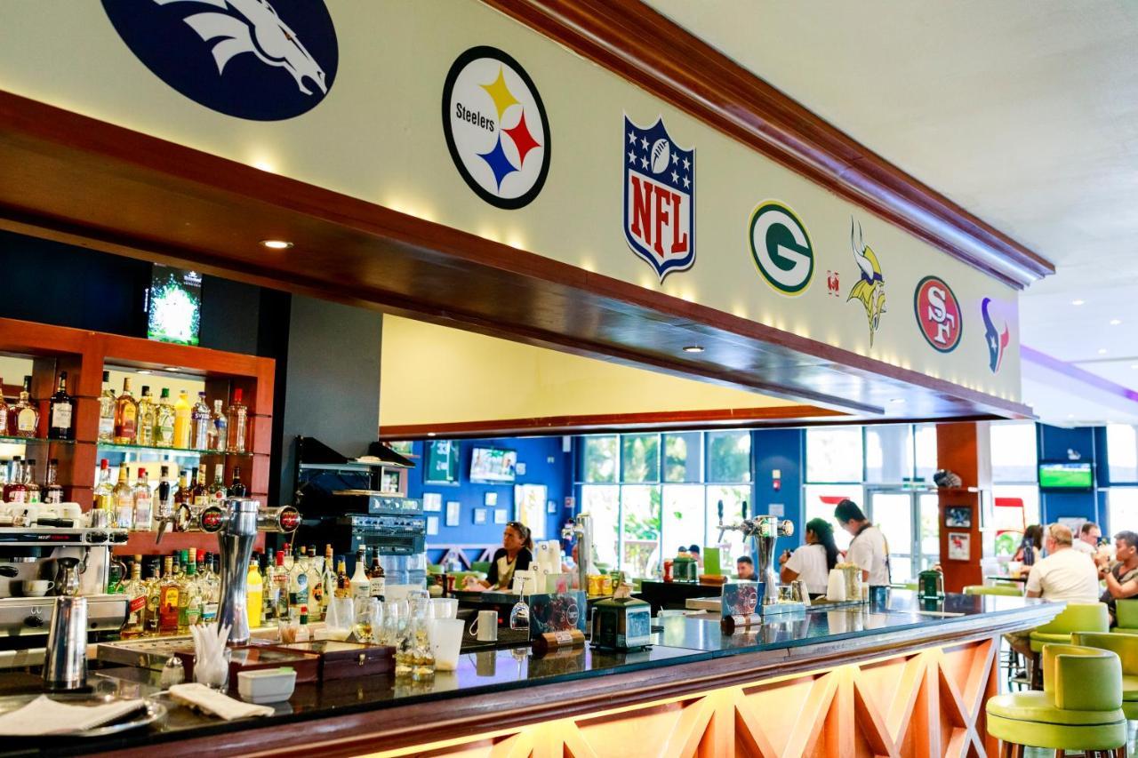 Grand Sunset Princess Playa del Carmen Esterno foto The bar at the NFL Experience