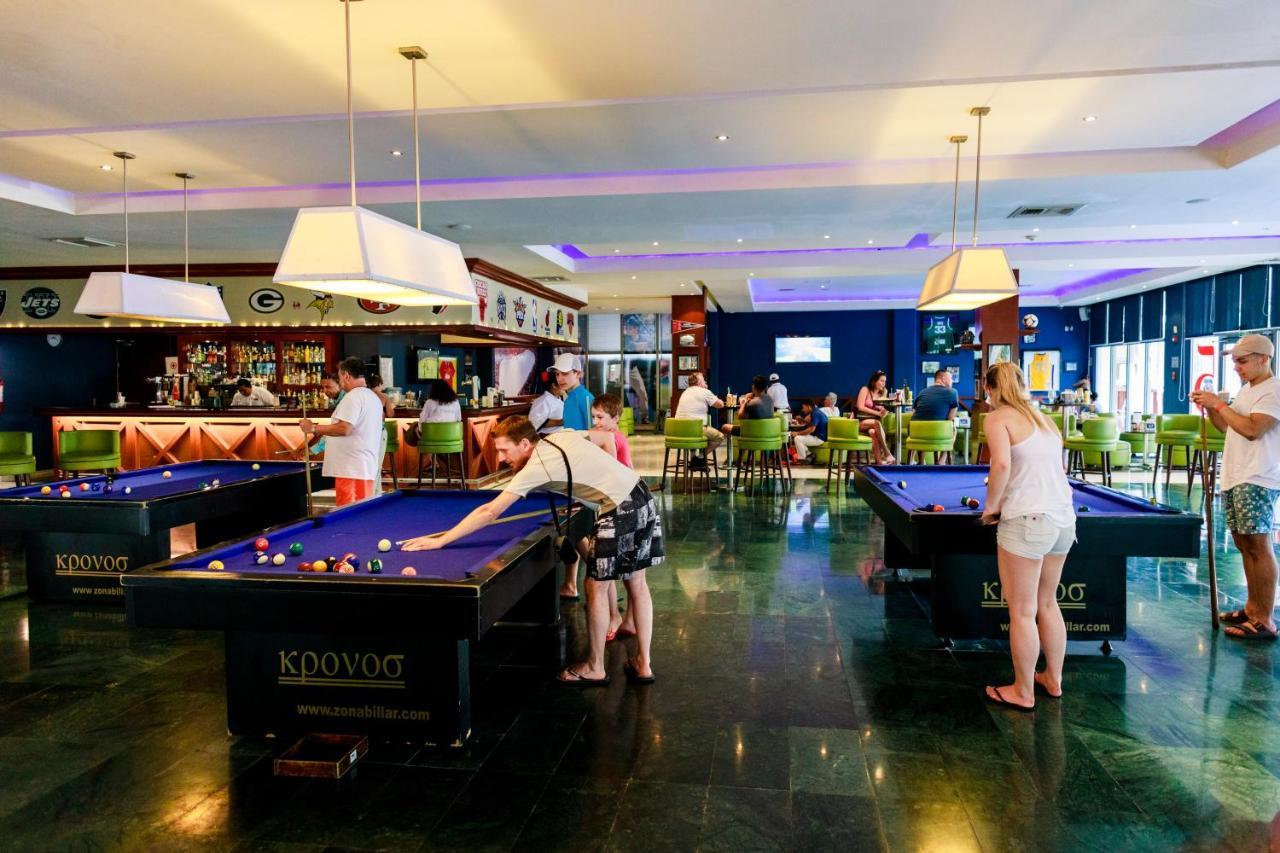 Grand Sunset Princess Playa del Carmen Esterno foto The pool table at the bar