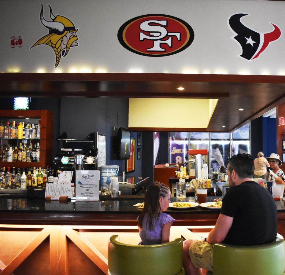 Grand Sunset Princess Playa del Carmen Esterno foto The bar at the 49ers Museum