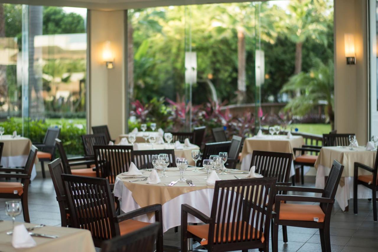Grand Sunset Princess Playa del Carmen Esterno foto The restaurant at the Four Seasons