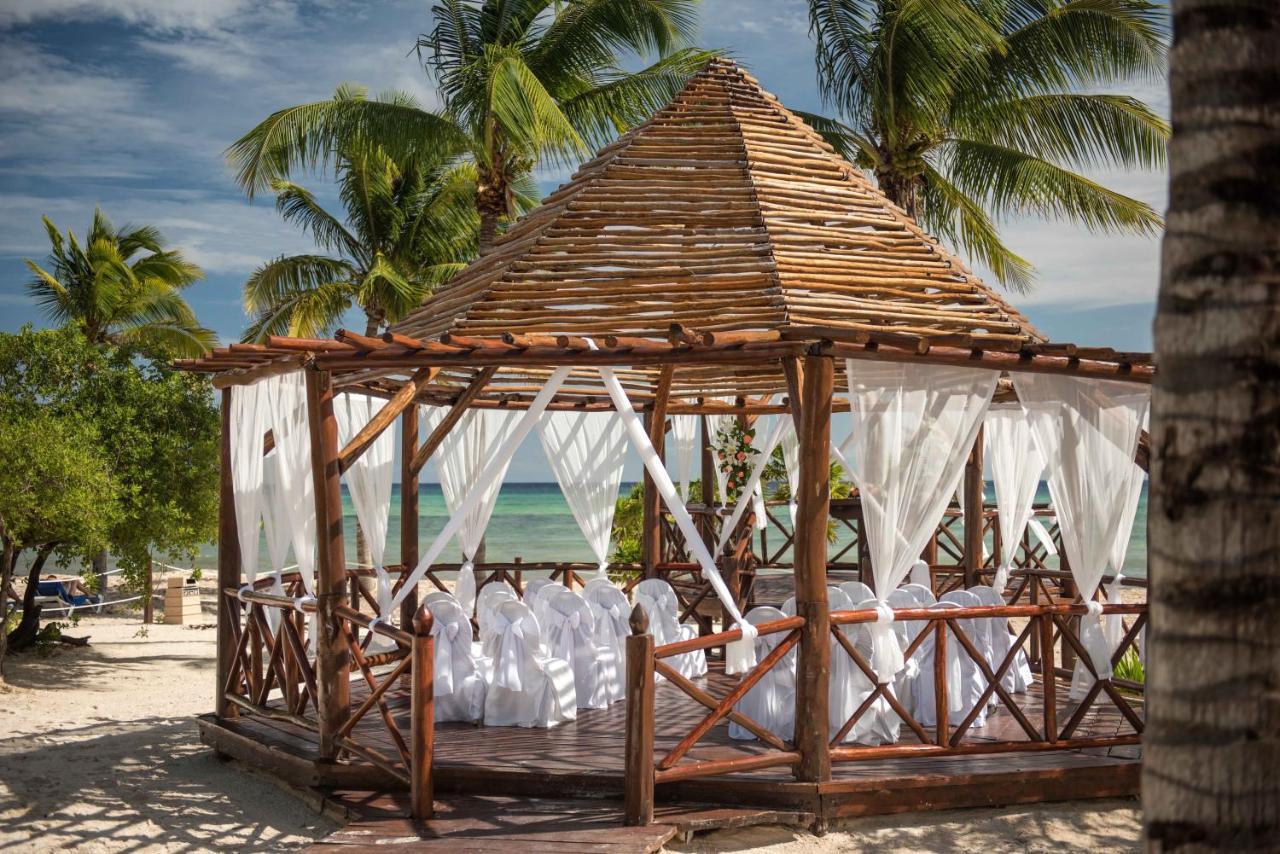 Grand Sunset Princess Playa del Carmen Esterno foto A gazebo at the beach