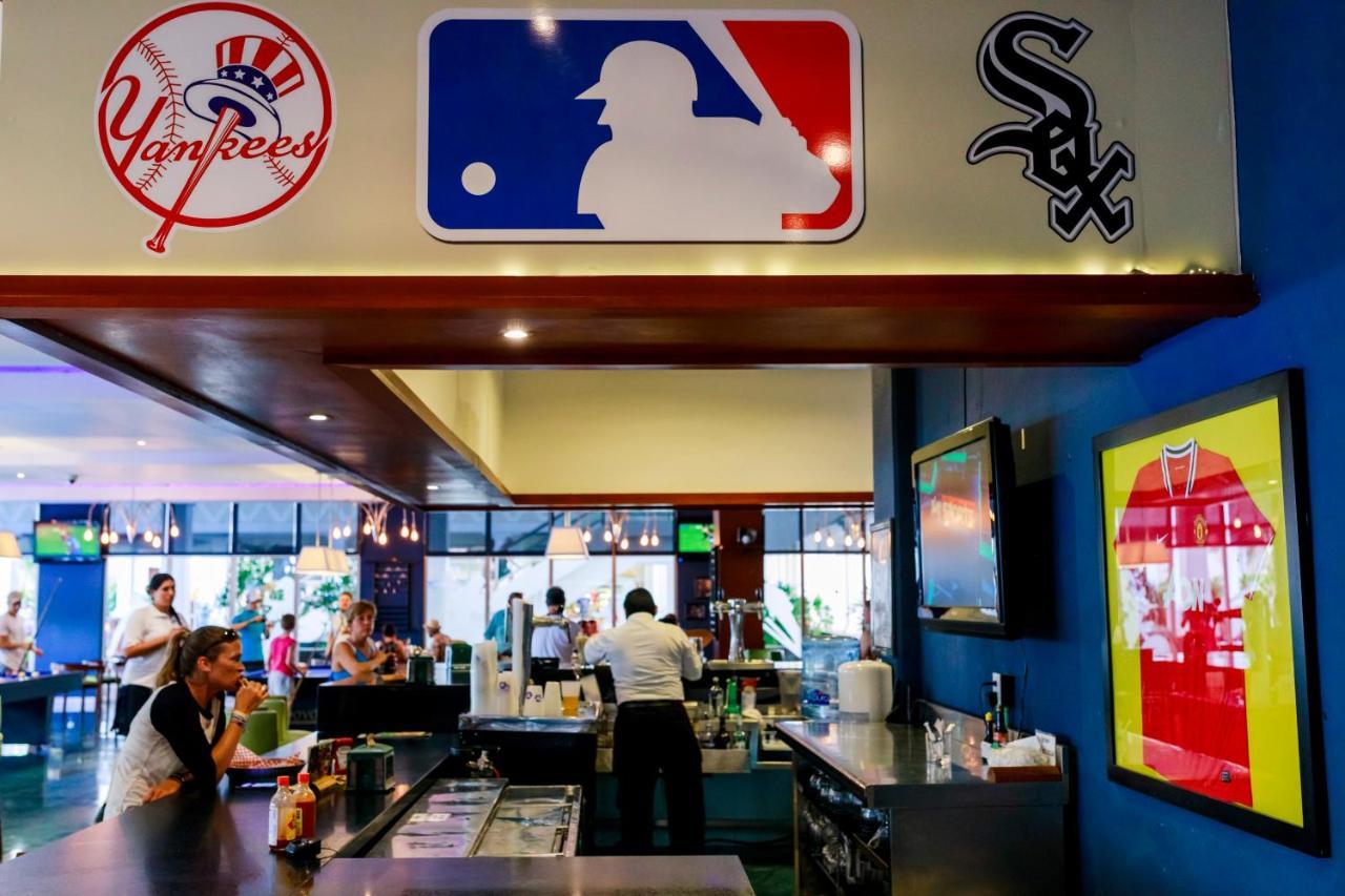 Grand Sunset Princess Playa del Carmen Esterno foto Interior of a typical MLB-themed restaurant