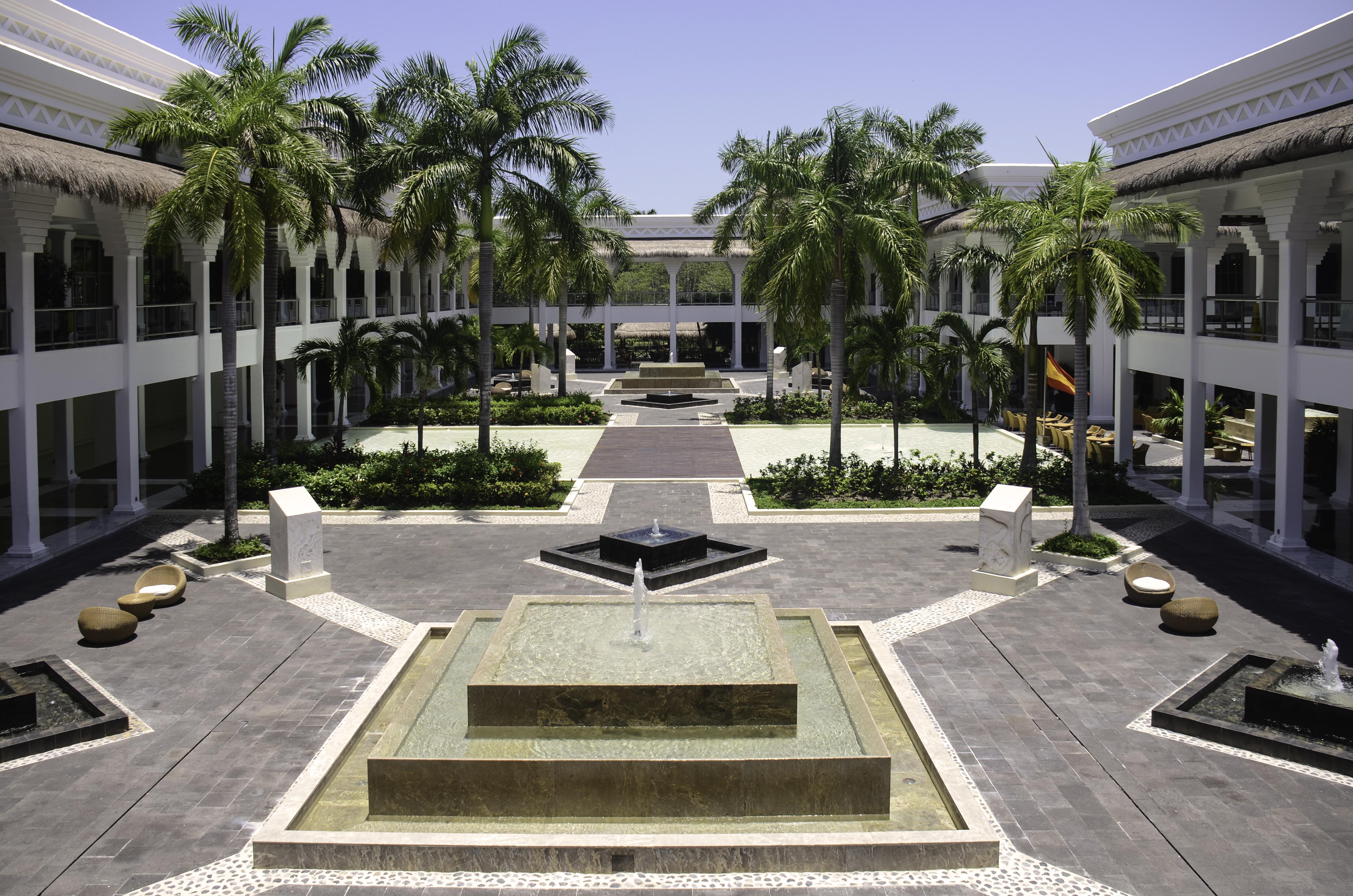 Grand Sunset Princess Playa del Carmen Esterno foto Fountain at the center of the resort