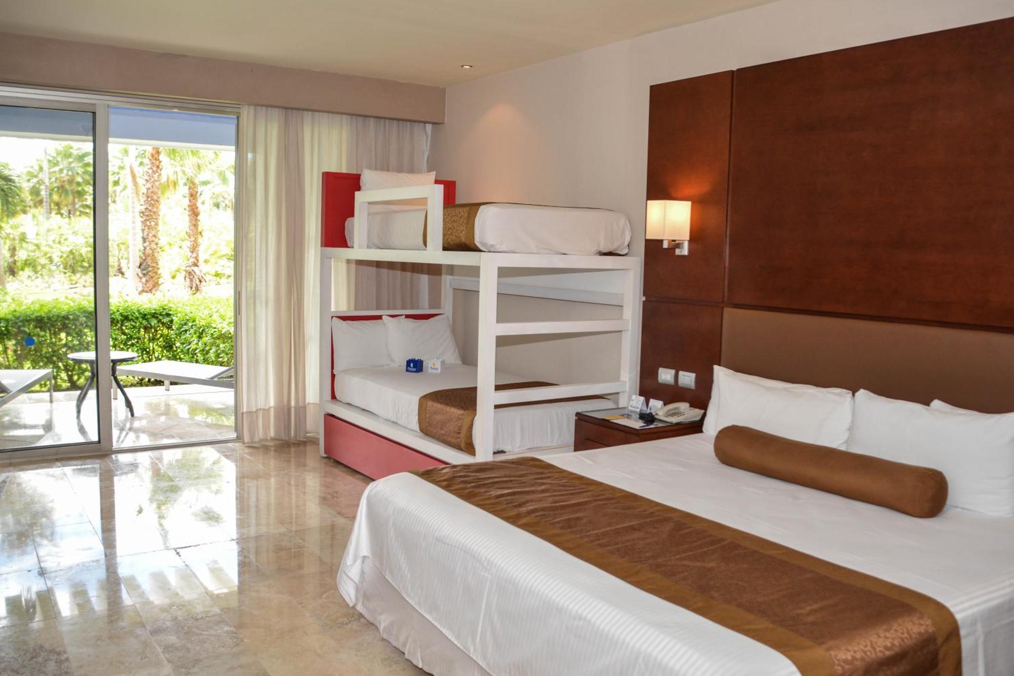 Grand Sunset Princess Playa del Carmen Esterno foto A bunk bed in a hotel room